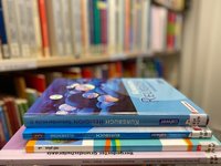 Auswahl verschiedener Schulbücher aus der Medienstelle